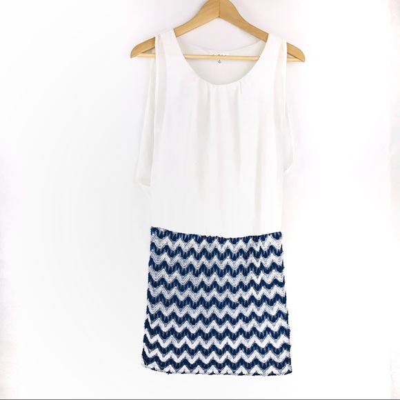 Emerald Sundae Women’s Size M White Blue Chevron Sleeveless Midi Dress - Picture 1 of 4